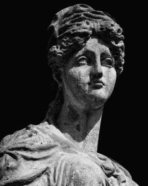 Antik heykel Artemis (Diana). Ay tanrıçası, vahşi yaşam, doğa ve avcılık. Dikey resim.