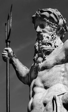 Deniz ve okyanus tanrısı Neptün 'ün (Poseidon) antik heykeli. Siyah beyaz görüntü. Dikey resim.
