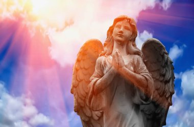 Güneş ışınlarında güzel bir meleğin antik taş heykeli. Yatay resim. 