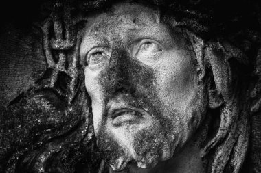 Dikenli taç içindeki antik taş heykel İsa Mesih. Siyah ve beyaz yatay görüntü. Kapat..