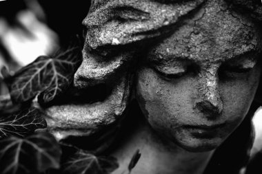 Güzel taş melek heykeli. Yatay siyah beyaz resim.