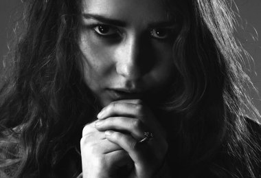 Yalnızlık kavramı. Vücut dili, jestler, vücut psikolojisi. Yatay siyah beyaz resim.