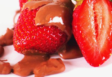 Beyaz arka planda çikolatalı çilek. Lezzetli yemek. Kapat..