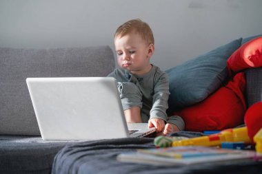 İçeride dizüstü bilgisayarı olan sevimli bir çocuk araştırma teknolojisi..