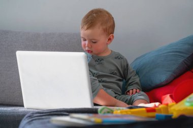 Kavramsal fotoğraf: Teknoloji ve yapay zekanın gelişmesiyle insanlığın ilgisi ve değerleri değişiyor. İnsanlar mercimeği fırına veren bir robotun vaazını coşkuyla dinliyor..