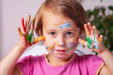 Boyaya bulanmış genç bir sanatçının komik ve büyüleyici anı.