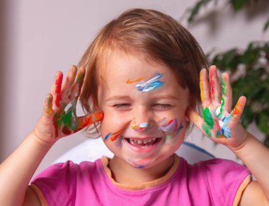 Küçük kız sanatın yaratıcılığı, eğlencesi ve keşfi ile öğreniyor.