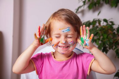 Kız limitsiz yaratıcılıkla eğleniyor