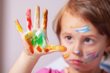 Küçük sanatçıların elleri neşe, ifade ve yaratıcılık dolu.