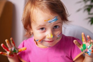 Güzel çocuklar parmak üstüne güzel renkler boyuyorlar.