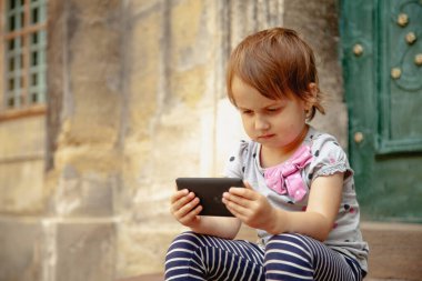 Modern teknolojiye sahip bir çocuğun samimi anı. Boşluğu kopyala.