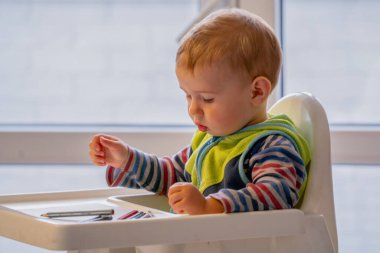 Çizim yaparken motor becerilerini geliştiriyor. Yatay resim.