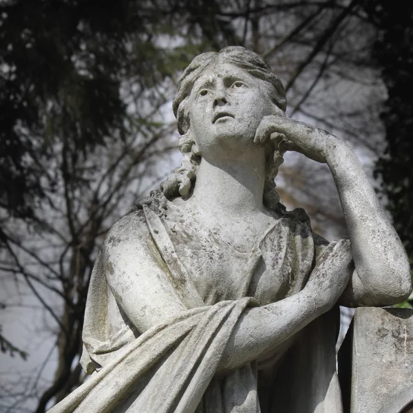 Staty av kvinnor på graven — Stockfoto