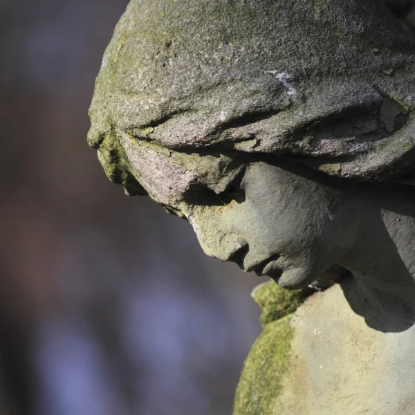 Vintage foto van een trieste engel op een kerkhof — Stockfoto