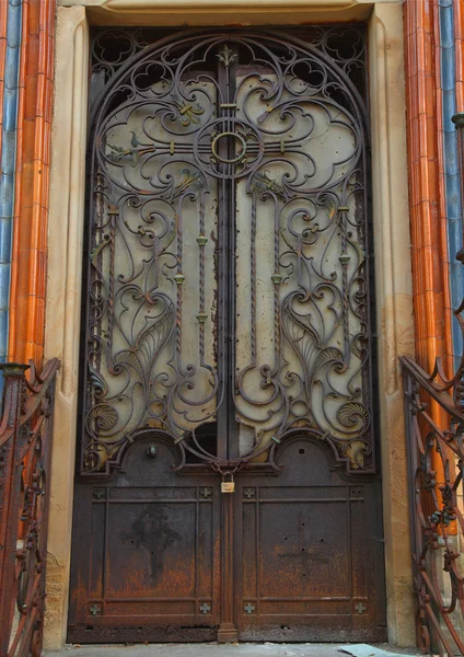 Металлический средневековый фон старинных дверей — стоковое фото