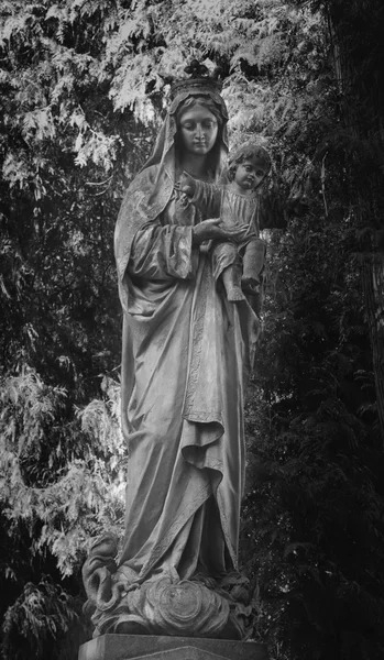 Estátua da Virgem Maria com o bebê Jesus Cristo — Fotografia de Stock