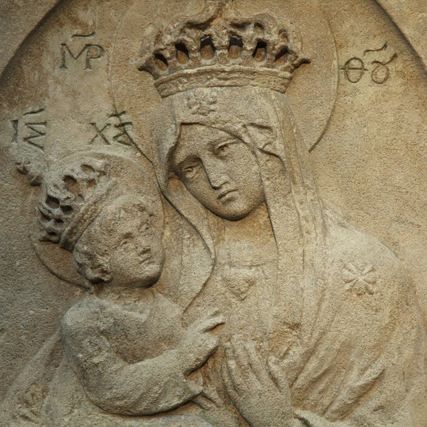 Estatua de la Virgen María con el niño Jesucristo — Foto de Stock