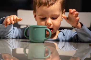 Üç yıllık özerklik krizi kendini besleme davranışıyla ortaya çıktı.