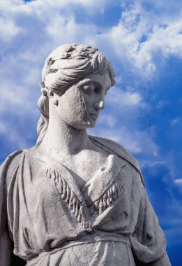 Afrodit heykeli aşkı, güzelliği, kadınlığı ve antik Yunan mitolojisinden esinlenilmiş zamansız zarafeti sembolize eder..