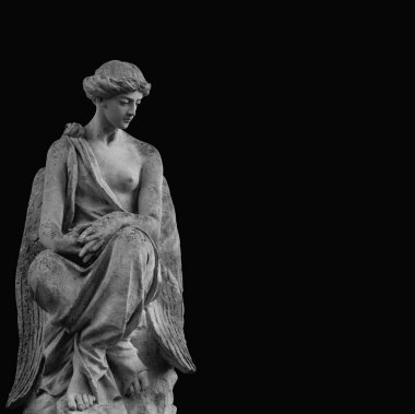 Oturmuş taş melek heykeli, klasik heykel zarafeti ve sessizliği kullanarak sessiz keder, ebedi güzellik ve ruhani sükuneti ifade eder..