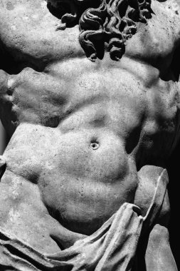 Taş gövde heykeli insan arzusunu, gücünü, kırılganlığını ve kimliksiz iç çatışmayı simgeliyor..