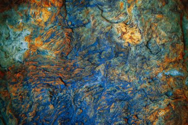 Kaba dokulu yüzeyi olan antik taş zemin, zamanı, tarihi, dayanıklılığı ve doğal jeolojik güzelliği sembolize eder..