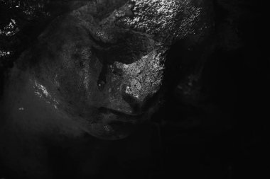 Ağlayan bir melek heykelinin siyah-beyaz görüntüsü, keder, kayıp ve sessiz duygusal acıyı ifade ediyor..