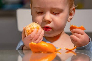 Özerklik krizi sahnesi, tek başına yemek yiyen bir çocuğun eseridir..