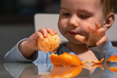 Yeni yürümeye başlayan çocuk, meyve yerken benim yaptığımı söylüyor..