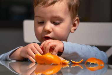 Bebekler masada meyvelerle oynarken kendi başlarına yemek yemeyi öğrenirler..