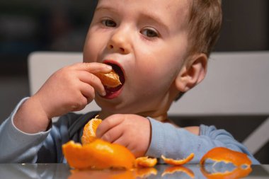 Günlük aile hayatı boyunca kendini besleme becerisi geliştiren çocuk.