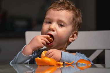Bebekler evde meyve yerken kendi başlarına yemek yemeyi öğrenirler..