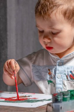 Erken öğrenim etkinliği yaratıcılığı ve koordinasyonu geliştiriyor.