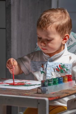 Yaratıcı oyun zamanı çocuk gelişimi ve hayal gücüne yardımcı oluyor.