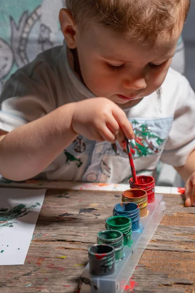 Evde resim yaparak yaratıcılığı keşfeden çocuk.