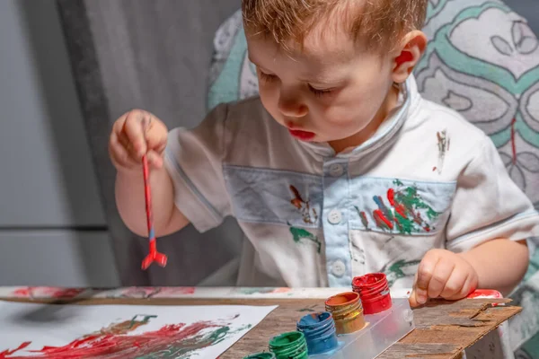 Bebek boya ve ellerle iyi motor becerileri geliştiriyor..