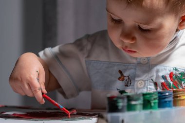 Yeni yürümeye başlayan çocuk sanat ve duyusal deneyimle öğreniyor.