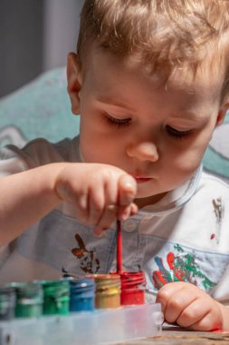 Çocuk gelişimi ve hayal gücünü destekleyen yaratıcı oyun zamanı.