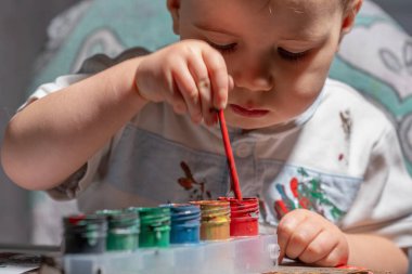 Çocuk gelişimi ve hayal gücünü destekleyen yaratıcı oyun zamanı.