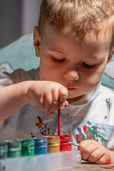 Çocuk gelişimi ve hayal gücünü destekleyen yaratıcı oyun zamanı.