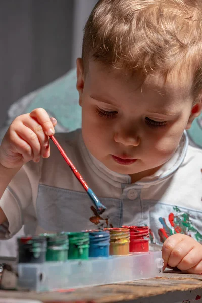 Sakin ev aktiviteleri sırasında resim yaparak yaratıcılığı keşfeden çocuk.