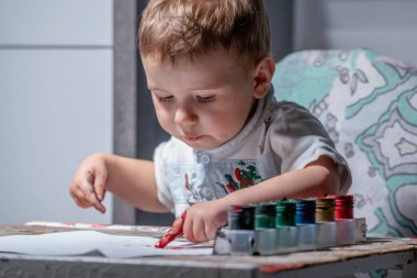 Dokunsal parmak boyama etkinliği ile erken öğrenme kavramı.