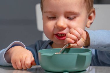 Bebek sakin bir sabah aile rutininde lapa yemeye odaklanmış..