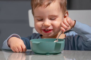 Sağlıklı çocuk büyümesini ve gelişimini destekleyen besleyici bebek lapası.