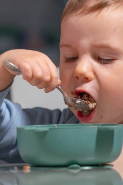 Bebek günlük kahvaltı rutiniyle bağımsızlığı öğreniyor..