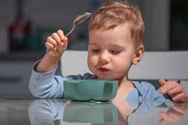 Sağlıklı çocuk gelişimi besleyici yulaf ezmesi kahvaltısıyla destekleniyor.