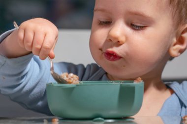 Bağımsız kahvaltı sırasında çocuk koordinasyonu ve odaklanması.