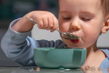 Erken çocukluk gelişimi bağımsız yeme alışkanlıklarıyla gösterilir.