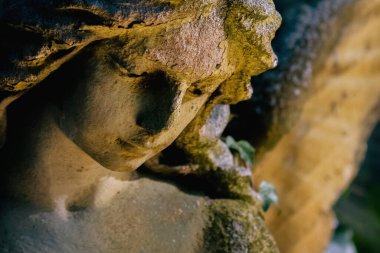 Melankolik melek heykeli ölümü zalim olarak değil, insanlığın yanında sessiz bir empati ve sonsuz varlığı simgeliyor..