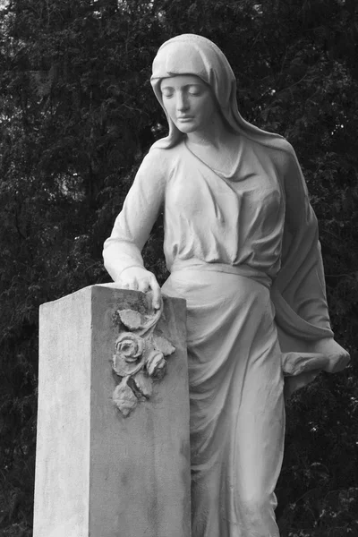Pomnik kobiety na grobie jako symbol depresji i smutku — Zdjęcie stockowe